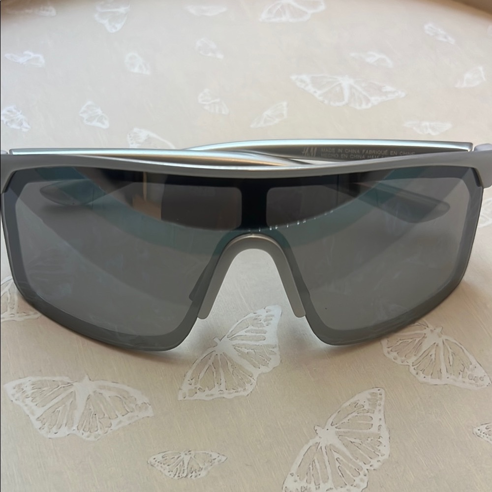 H&M Gray Sunglasses with mirror lenses